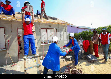 Soweto, Südafrika, September 10, 2011, vielfältige Community Mitglieder ein kostengünstiges Haus als Team in Soweto Stockfoto