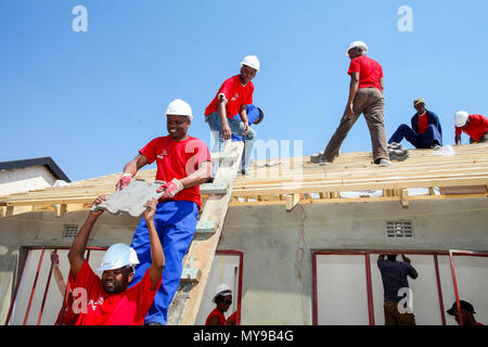 Soweto, Südafrika, September 10, 2011, vielfältige Community Mitglieder ein kostengünstiges Haus als Team in Soweto Stockfoto