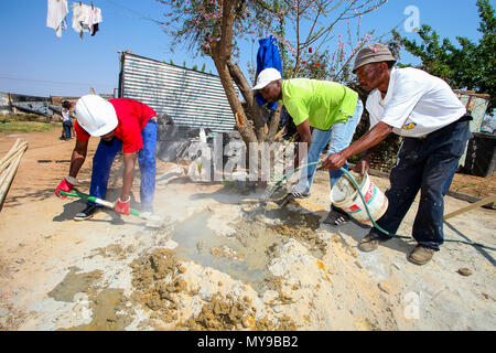 Soweto, Südafrika, September 10, 2011, vielfältige Community Mitglieder ein kostengünstiges Haus als Team in Soweto Stockfoto