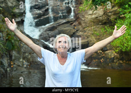 Schöne ältere Frau posiert Stockfoto