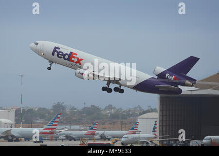 FedEx Express DC-10-Frachtmaschine vom Internationalen Flughafen Los Angeles, LAX, Kalifornien, USA. Stockfoto
