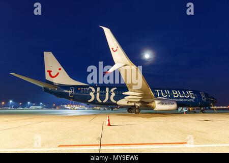 Stuttgart, Deutschland - 28. Februar 2018: TUIfly Boeing 737 Flugzeug am Flughafen Stuttgart (STR) in Deutschland. | Verwendung weltweit Stockfoto