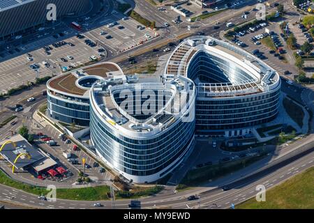 Stuttgart, Deutschland - 2. September 2016: Luftaufnahme der Skyloop Gebäude am Flughafen Stuttgart (STR) in Deutschland. | Verwendung weltweit Stockfoto