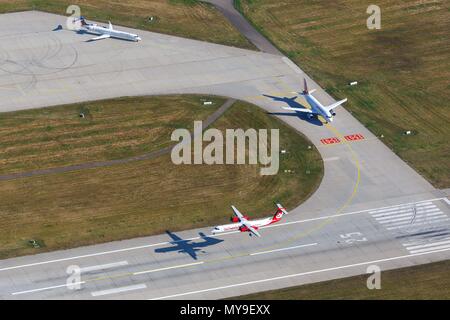 Stuttgart, Deutschland - 2. September 2016: Luftbild von Flugzeugen am Flughafen Stuttgart (STR) in Deutschland. | Verwendung weltweit Stockfoto