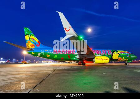 Stuttgart, Deutschland - 28. Februar 2018: TUIfly Boeing 737 Flugzeug am Flughafen Stuttgart (STR) in Deutschland. | Verwendung weltweit Stockfoto