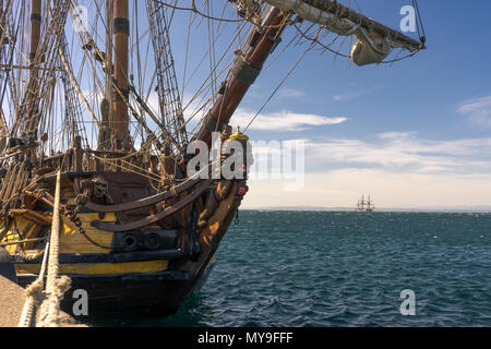 Alte Segelboot ab 1703 am Ufer mit einem anderen Schiff im Hintergrund warten verankert Stockfoto