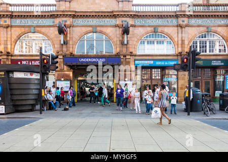 Die Vorderseite der Earl's Court U-Bahn Station Earl's Court Road in London. Stockfoto