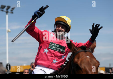 Jockey Andrew Thornton feiert nach dem Gewinn der Abacus Dekorateure 'National Hunt' Maiden Hürde in Uttoxeter Rennbahn. Stockfoto