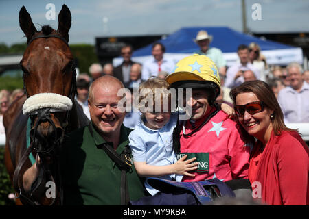 Jockey Andrew Thornton feiert nach dem Gewinn der Abacus Dekorateure 'National Hunt' Maiden Hürde in Uttoxeter Rennbahn. Stockfoto