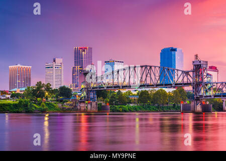 Little Rock, Arkansas, USA Skyline auf dem Fluss in der Dämmerung. Stockfoto