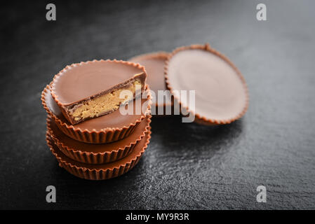 Peanut butter Cups, Schokolade Dessert auf schwarzem Hintergrund closeup Stockfoto