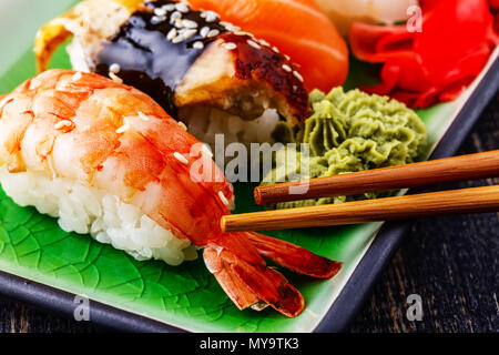 Die Zusammensetzung der nigiri Sushi mit Shrimps, Aal, Lachs, butterfisch auf Reis, selektiven Fokus. Stockfoto