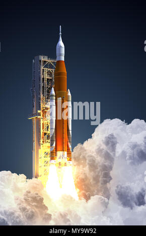 Space Launch System auf blauem Hintergrund Stockfoto