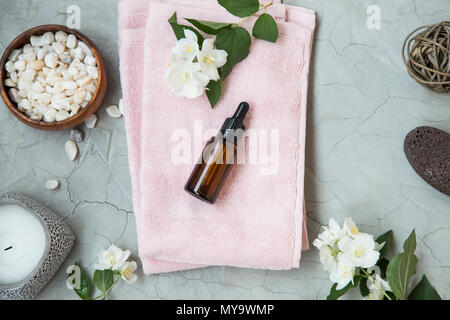 Spa Einstellung flatlay mit Badesalz, Jasmin öl Flasche und Blumen, Handtuch und Seife. Spa und Wellness noch Leben Stockfoto