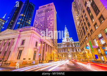 Philadelphia, Pennsylvania, USA Stadtbild auf einer breiten Straße mit Rathaus. Stockfoto