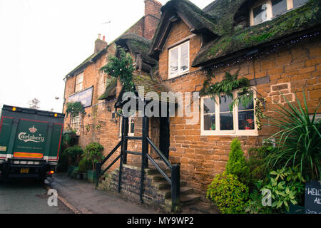 Althorp Coaching Inn at Great Brington Northamptonshire England Pub Treppenstufen Vordereingang vor Steinmauern Carlsberg Lorry Street Brauerei Stockfoto