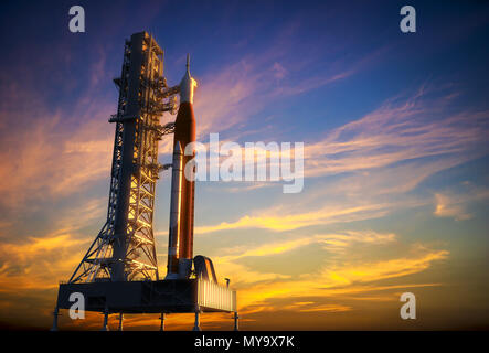 Space Launch System auf Launchpad über Hintergrund der roten Wolken Stockfoto