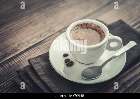 Kaffee Espresso. Tasse Kaffee auf Holz- Hintergrund Nahaufnahme. Stockfoto