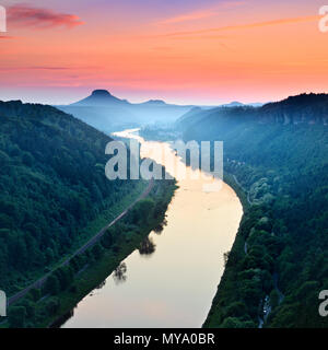 Sonnenuntergang im Elbtal, hinter dem Lilienstein, Elbsandsteingebirge, Nationalpark Sächsische Schweiz, in der Nähe von Schmilka Stockfoto