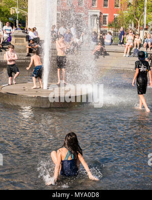 Jungen und Mädchen spielen, und Abkühlung im Brunnen, Washington Square, New York City, USA Stockfoto