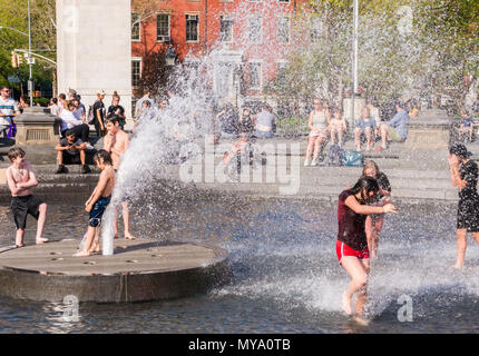 Jungen und Mädchen spielen, und Abkühlung im Brunnen, Washington Square, New York City, USA Stockfoto