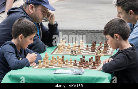 Kinder Schach spielen im Freien in Spanien Stockfoto