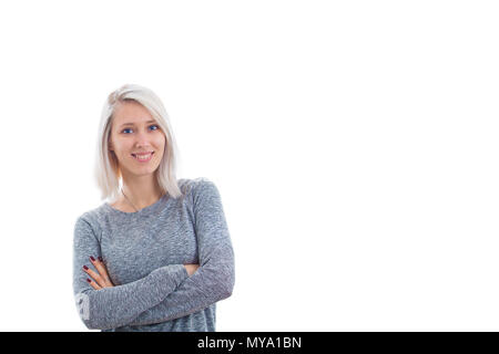 Glücklich lächelnde Mädchen mit blauen Augen und gekreuzten Hände in Freizeitkleidung auf weißem Hintergrund. Junge Studentin, Freude und Spaß. Stockfoto