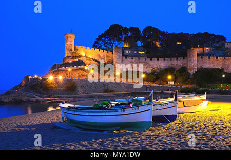 Fischerboote am Strand, hinter der alten Stadtmauer, Altstadt Vila Vella, Tossa de Mar, Costa Brava, Katalonien, Spanien Stockfoto