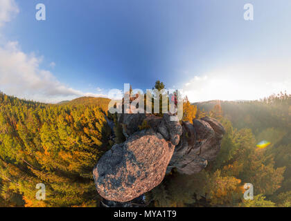 Backpacker auf einem Felsen fallen in der Morgendämmerung. Weitwinkel Antenne panorama Stockfoto