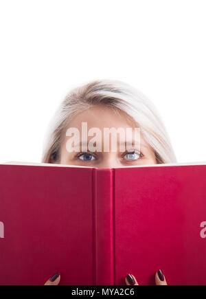 Nahaufnahme, Porträt der hübsche Student Mädchen versteckt sich hinter einem roten Buch auf weißem Hintergrund geöffnet. Geheimnisvoll und schüchterne Frau, die ein Geheimnis. Educ