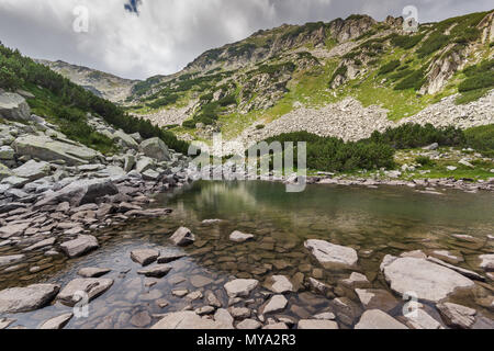 Wunderschöne Landschaft von Muratovo Banderitsa Pass und den Oberen See, Pirin-gebirge, Bulgarien Stockfoto