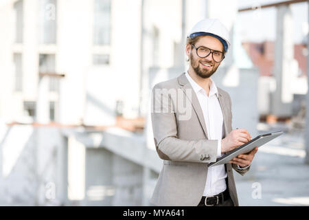 Ingenieur mit Tablette auf die Struktur Stockfoto