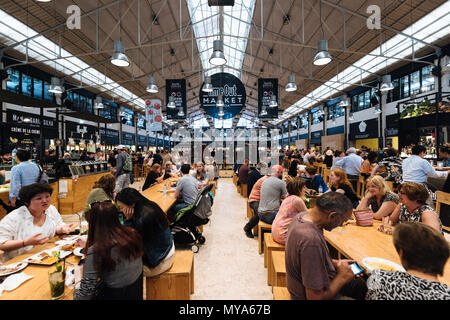 Lissabon, Portugal - 07. Mai 2018: Die geschäftige Food Court des Time Out in der Mercado da riberia, Lissabon. Stockfoto