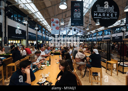 Lissabon, Portugal - 07. Mai 2018: Die geschäftige Food Court des Time Out in der Mercado da riberia, Lissabon. Stockfoto
