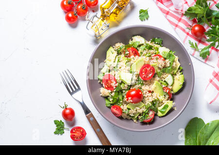 Quinoa Salat mit Spinat, Avocado und Tomaten Ansicht von oben. Stockfoto