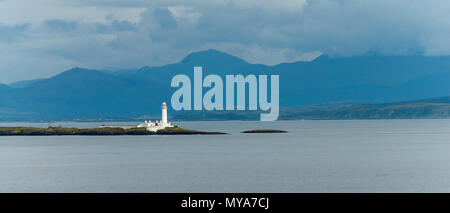 Blick über den Sound of Sleat Kerrera Insel und Oban, zeigt die Lismore Inseln und die Lichter von Lady Rock und Eilean Musdile aus Stockfoto