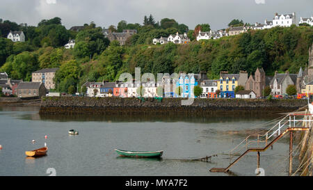 Blick auf den Hafen und die bunten Häuser am Wasser in Tobermory, Isle of Mull, Highlands, Schottland, UK Stockfoto