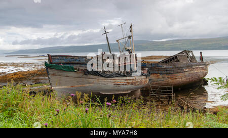 Abgebrochene Fischerboote und Trawler im Sound der Mühle in der Nähe Salen auf der Isle of Mull, Highlands, Schottland, UK Stockfoto