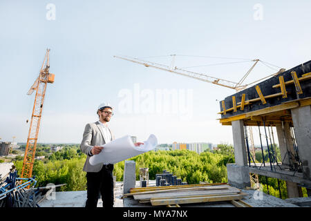 Mann mit Haus Zeichnungen auf die Struktur Stockfoto