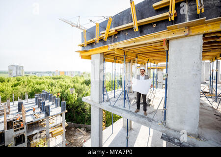 Mann mit Haus Zeichnungen auf die Struktur Stockfoto