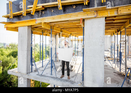 Mann mit Haus Zeichnungen auf die Struktur Stockfoto