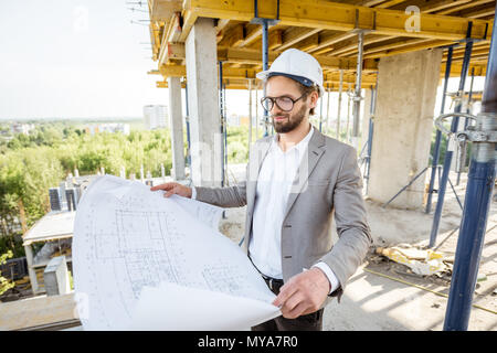 Mann mit Haus Zeichnungen auf die Struktur Stockfoto