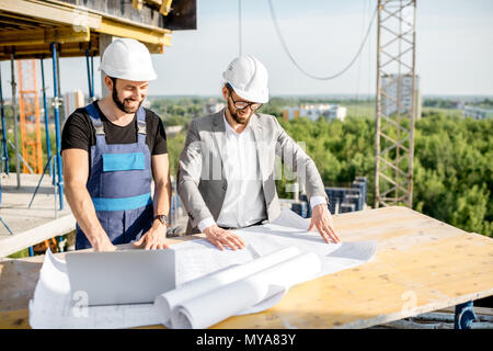 Ingenieur mit Arbeiter auf der Baustelle Stockfoto