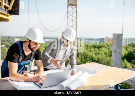 Ingenieur mit Arbeiter auf der Baustelle Stockfoto