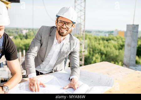 Ingenieur mit Zeichnungen auf die Struktur Stockfoto