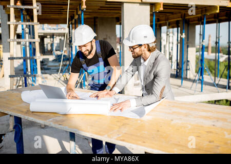 Ingenieur mit Arbeiter auf der Baustelle Stockfoto