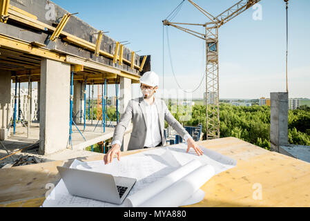 Ingenieur mit Zeichnungen auf die Struktur Stockfoto