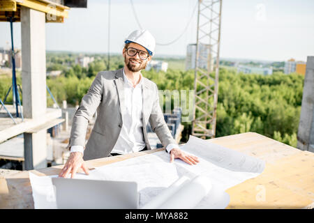 Ingenieur mit Zeichnungen auf die Struktur Stockfoto