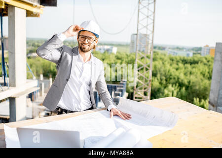 Ingenieur mit Zeichnungen auf die Struktur Stockfoto