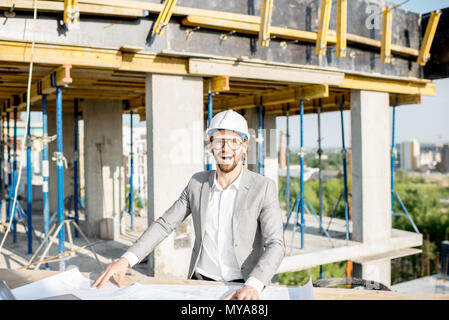 Ingenieur mit Zeichnungen auf die Struktur Stockfoto